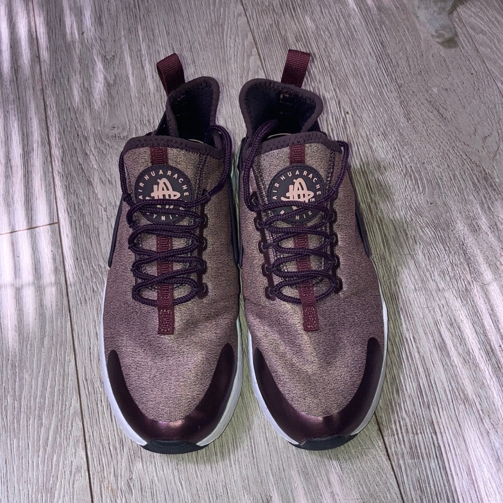 I’m selling these huaraches they are like maroon